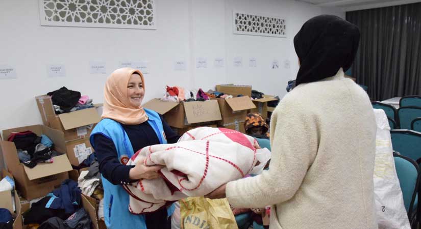 Hayır Çarşısı depremzedelerin hizmetinde