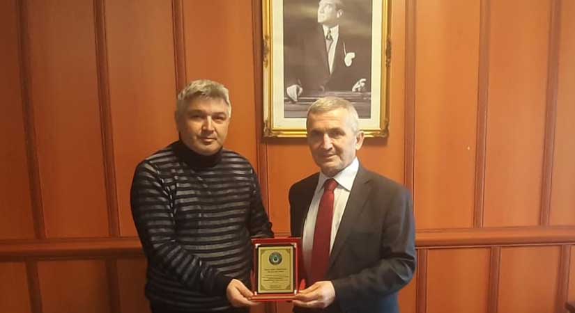 Türk Büro-Sen’den Akdoğan’a plaket