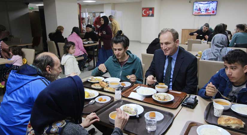 Depremzedeler için iftar sofrası kuruldu