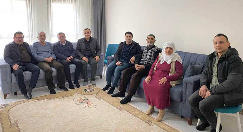 Dereli, depremzede ailelerin yanında