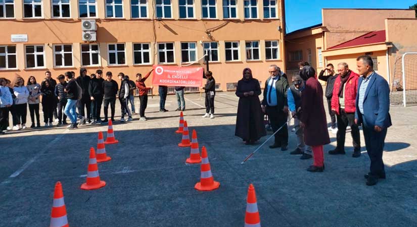 Öğrenciler empati parkurunda beyaz bastonla yürüdü