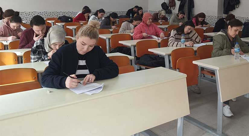 Yoğun bakım hemşireleri sertifika için ter döktü