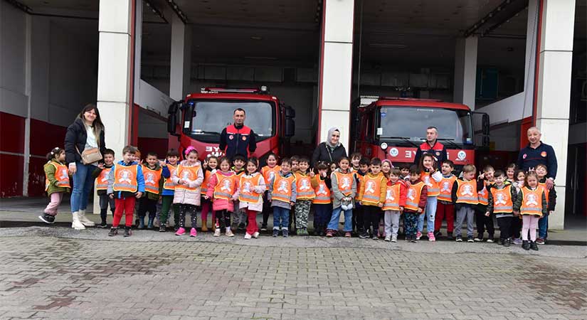 Minik öğrenciler itfaiyecilerle