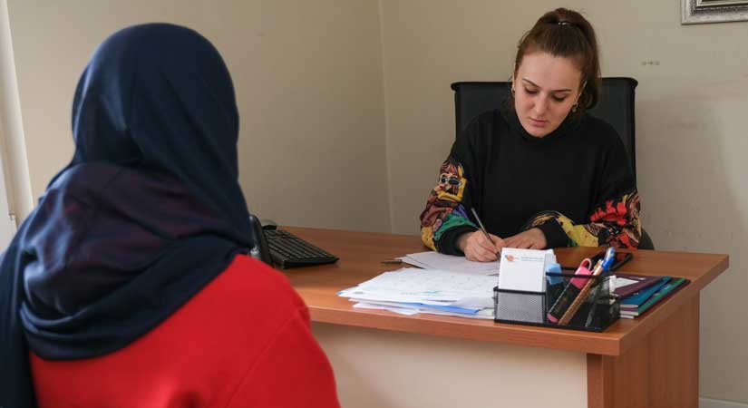 Kadın depremzedelere psikolojik destek veriyor