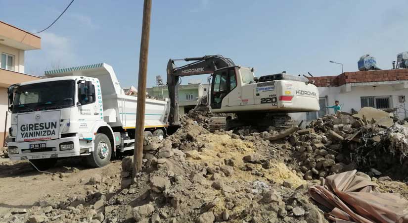 Başkan Karadere ve Önal takdir topluyor