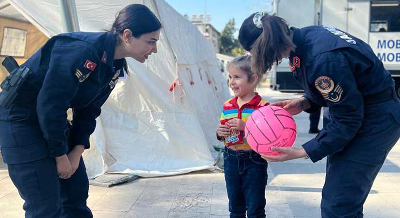 Mehmetçik yüzleri güldürüyor