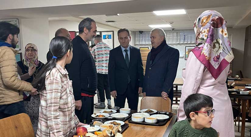 Tatlı depremzedelerle buluştu