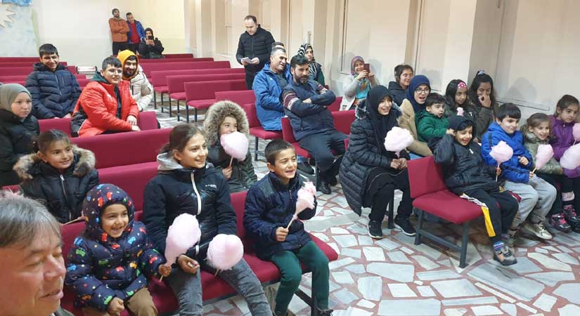 Tiyatro gösterisiyle yüzler güldü