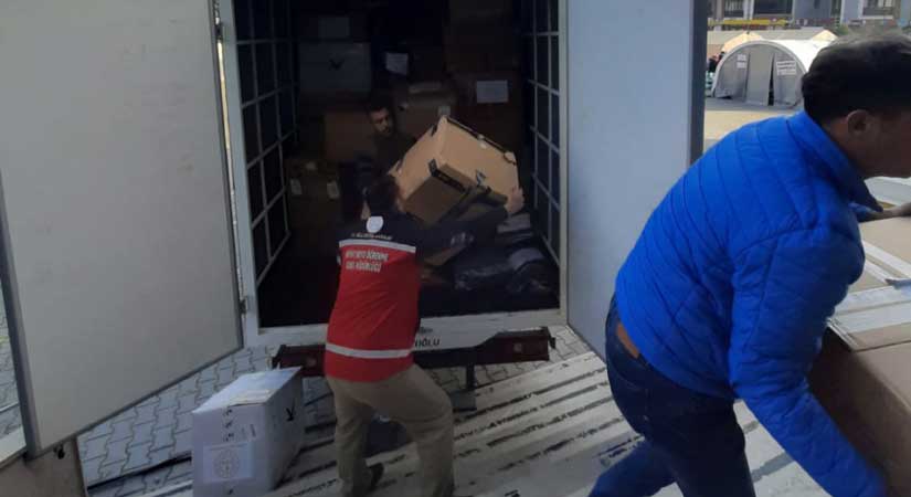 Uyku tulumları depremzedelere ulaştırıldı