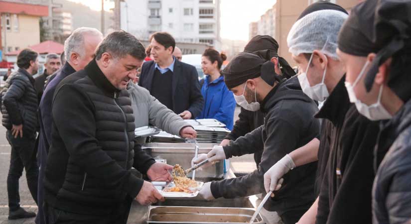 Oruçlar gönül sofralarında açılıyor