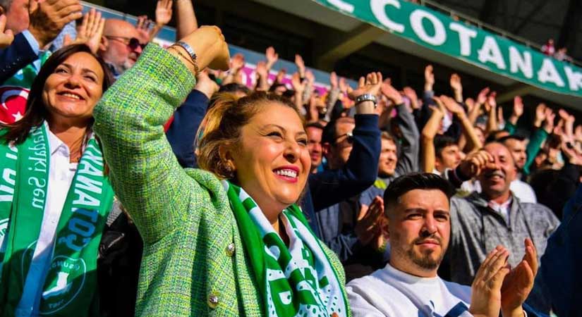 CHP’li adaylar taraftarla omuz omuza!