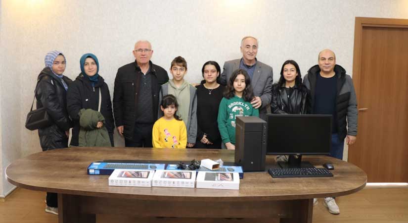 Depremzede aileleri yalnız bırakmıyor