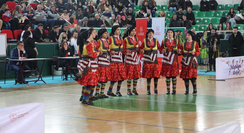 Halk oyunlarına doyurdular