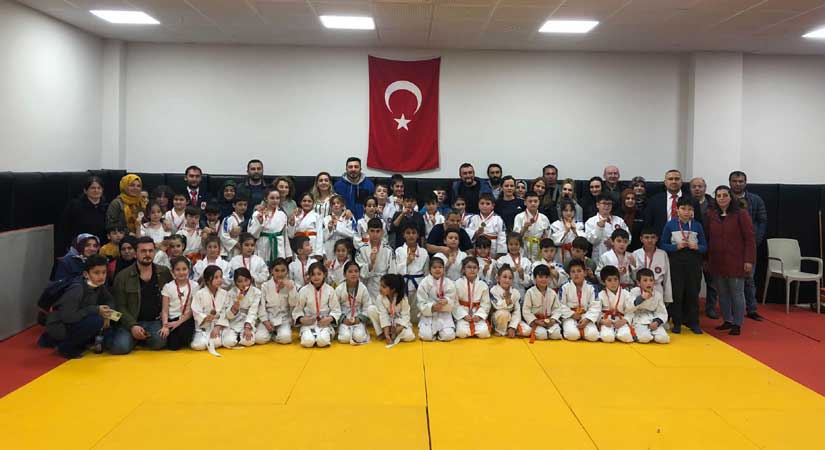 Küçük ve minik judocular birincilik için mindere çıktı