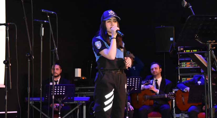 Polis korosu deprem bölgesi türkülerini seslendirdi