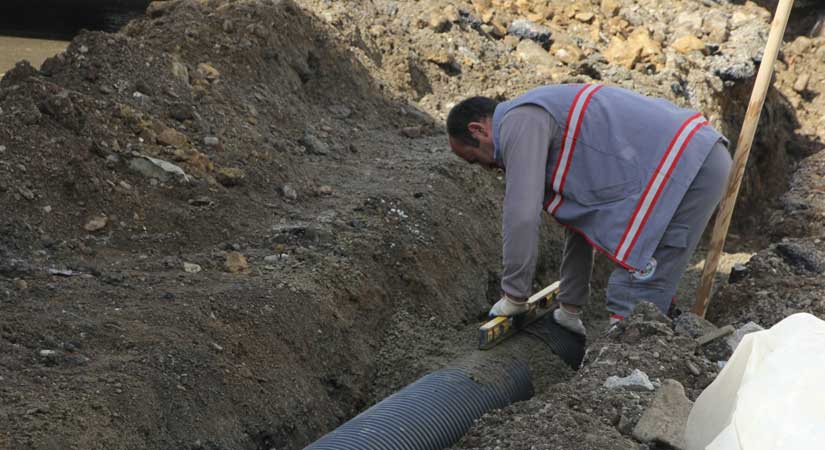Su kanal ekipleri çalışmalarını sürdürüyor