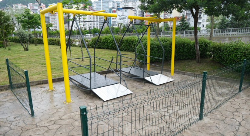 Botanik parka engelli salıncağı konuldu