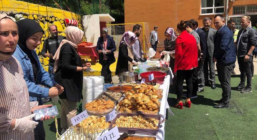 Öğrencilerden gösteri, annelerden kermes