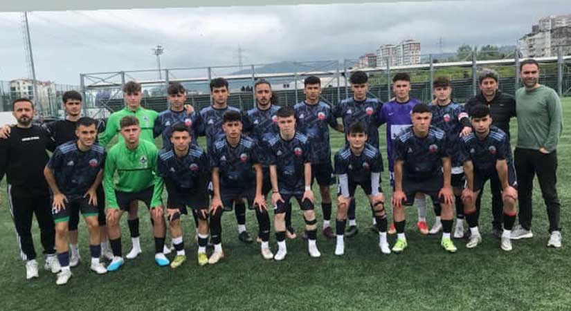 Liseliler maç sonunda sahayı savaş alanına çevirdi