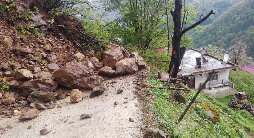 Heyelan yol kapattı!