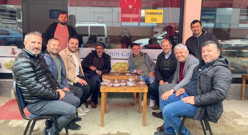 Esnafları ziyaret ederek, dinliyor