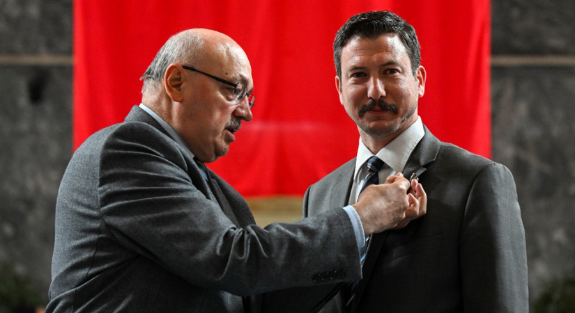 Konal ve Elmas rozetlerini taktı