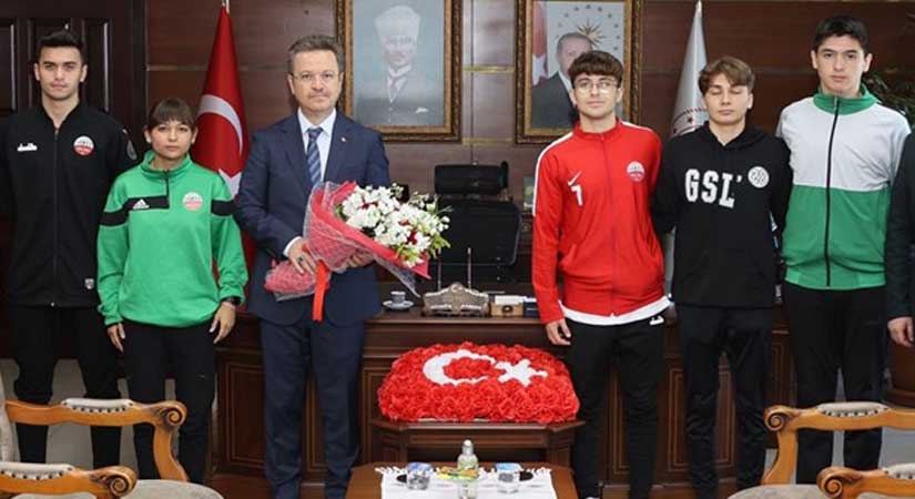 Başarılı sporcuları tebrik etti