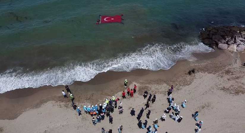 AKUT’tan, mavi sulara Türk bayrağı