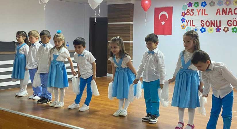 Miniklerin yılsonu gösterisi eğlenceli geçti