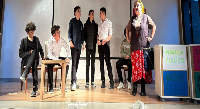 Depremzedeler için sahne oynadılar