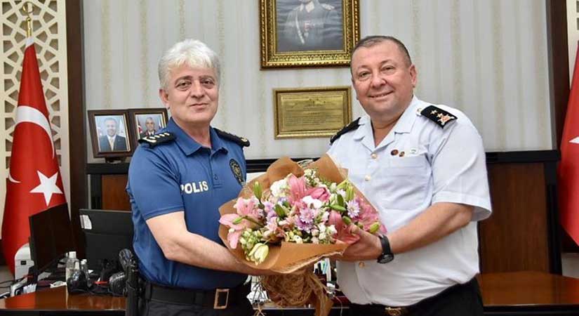 Her daim kol kola, omuz omuzalar…