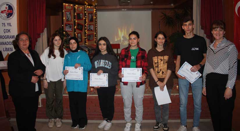 Başarılı öğrenciler ödüllerini aldı