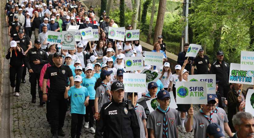 Öğrenciler daha temiz bir çevre için yürüdü