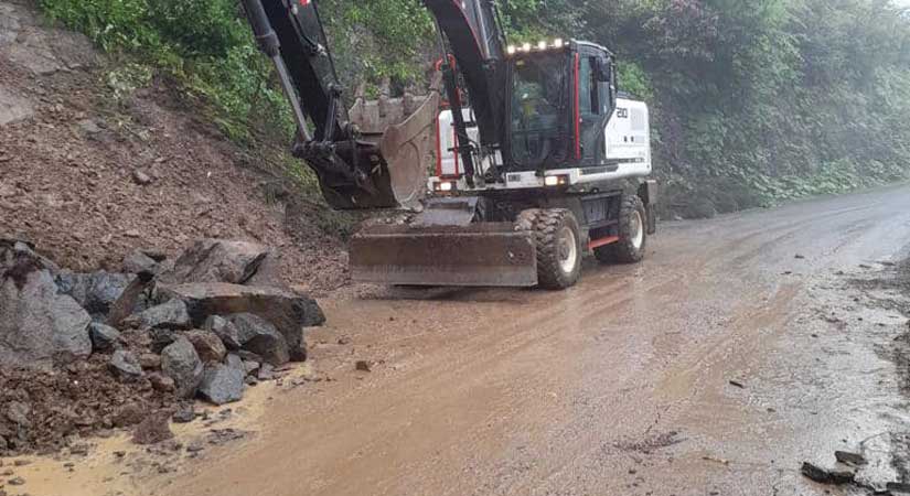 Köy yolları yağmurdan hasar gördü