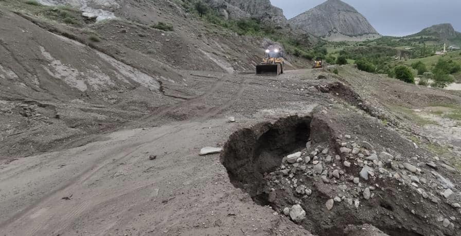Şebinkarahisar’da sağanak yağmur sele dönüştü