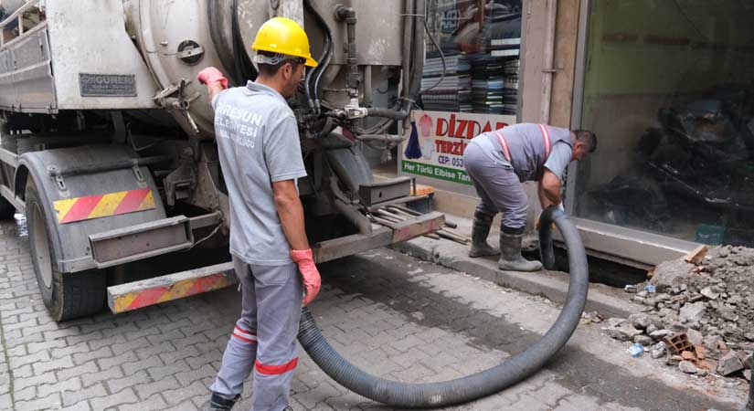 Su ve kanalizasyon ekiplerinin aralıksız mesaisi devam ediyor