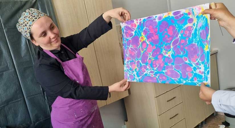 Ebru yaparak moral buldular