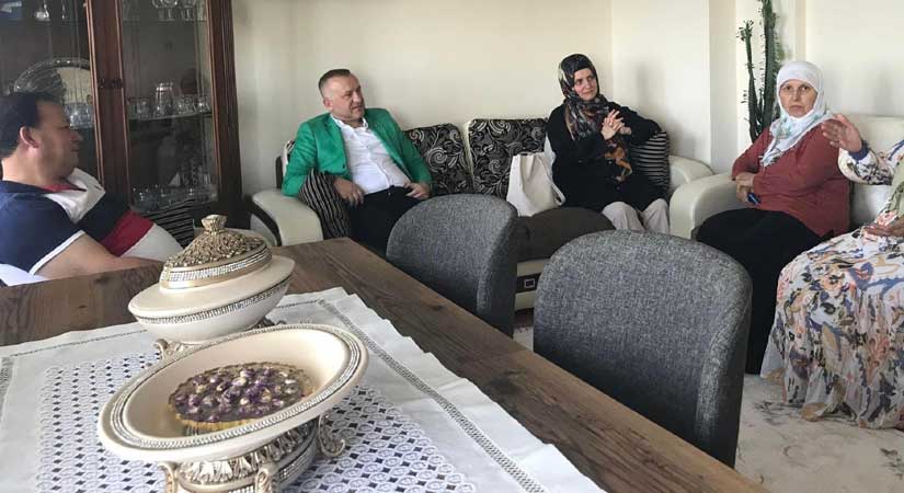 Başkan Emür vatandaşlarla iç içe