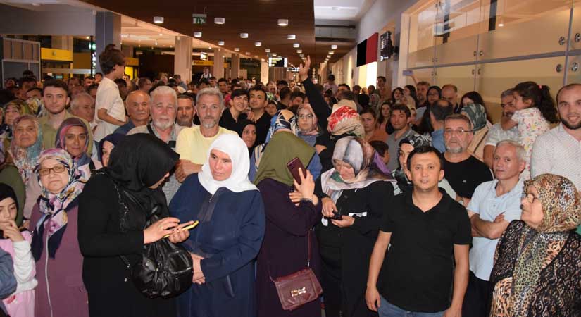 Hacılar çiçeklerle karşılandı 