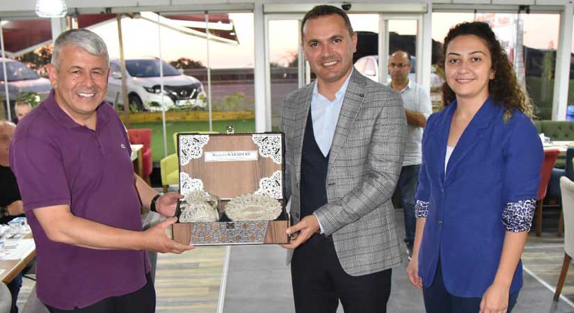 Başkan Karadere plaketle uğurladı