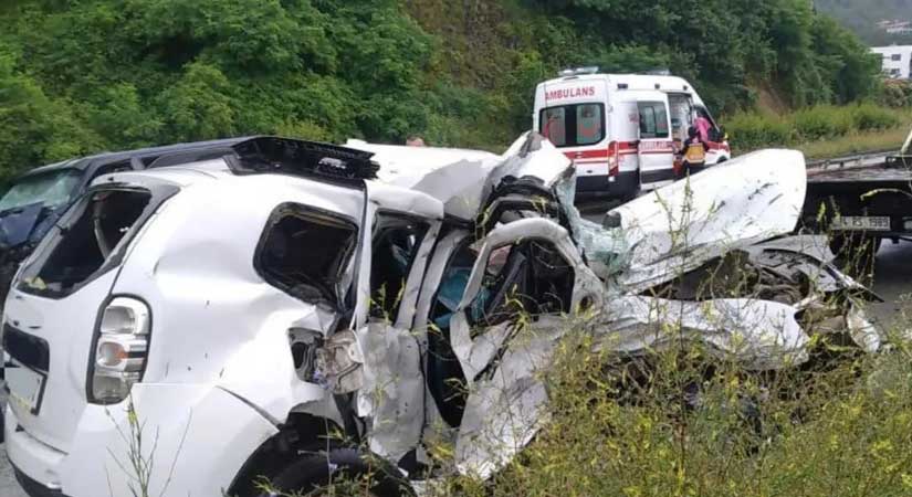 Otomobil karşı şeride geçti; 1 ölü, 10 yaralı!