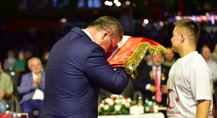 Türk milleti hainlere geçit vermedi, vermez!