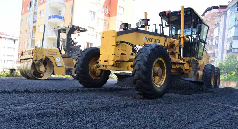 Dört bir yanda sıcak asfalt çalışması sürüyor