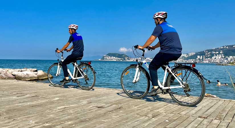 Bisikletli plaj zabıta ekibi kesintisiz hizmetine devam ediyor