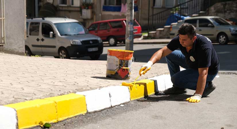 Giresun’da bordür taşları boyanıyor