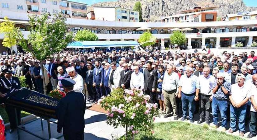 Memleketinde toprağa verildi