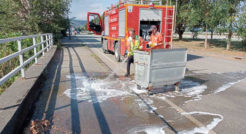 Çöpler toplanıp, konteynırlar yıkanıyor