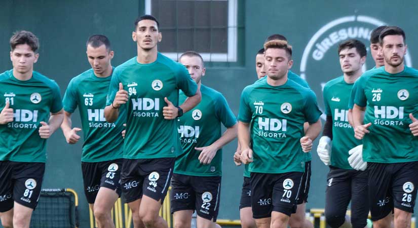 Gençlere futbol okulu gibi eğitim veriyor 