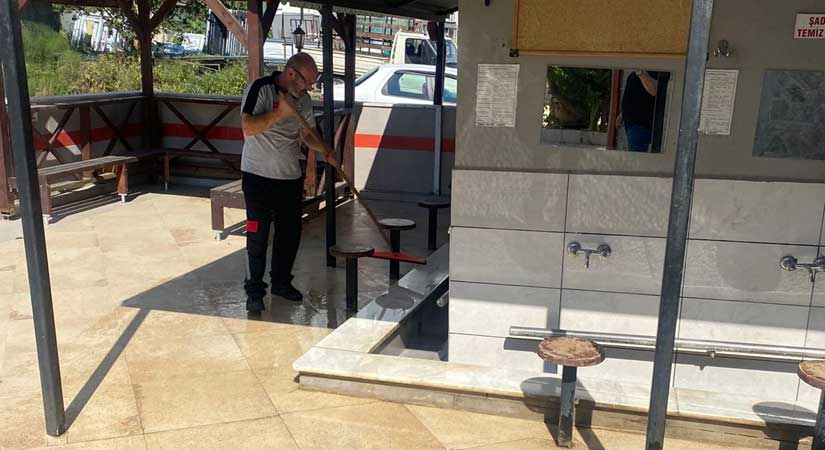 Acil temizlik timi çalışıyor