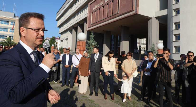 İşte öylesine bir vali idi; nihayet gitti!